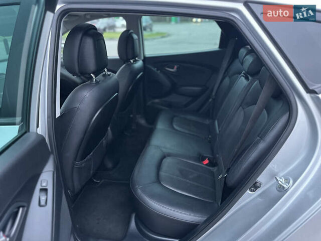 Серый Хендай их35, объемом двигателя 2 л и пробегом 180 тыс. км за 15000 $, фото 14 на Automoto.ua