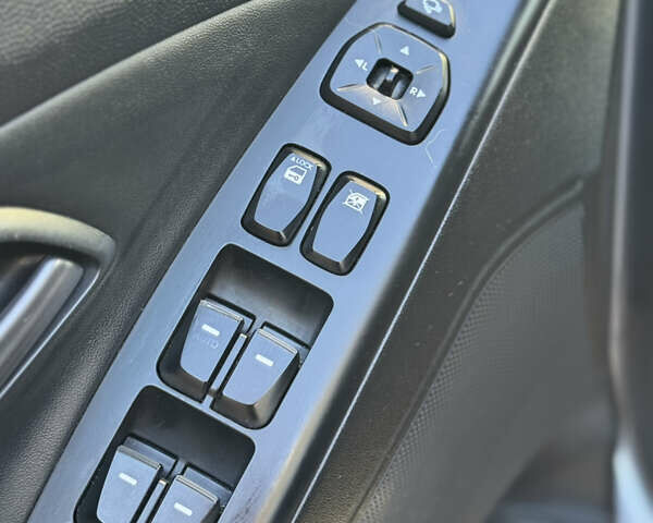 Серый Хендай их35, объемом двигателя 2 л и пробегом 96 тыс. км за 14899 $, фото 18 на Automoto.ua