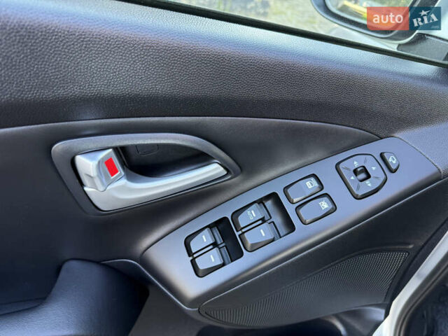 Серый Хендай их35, объемом двигателя 2 л и пробегом 187 тыс. км за 16600 $, фото 82 на Automoto.ua