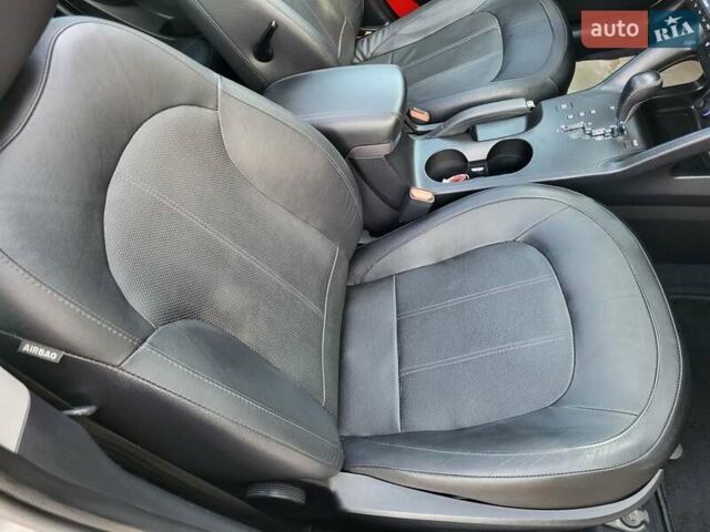 Серый Хендай их35, объемом двигателя 2 л и пробегом 221 тыс. км за 17150 $, фото 52 на Automoto.ua