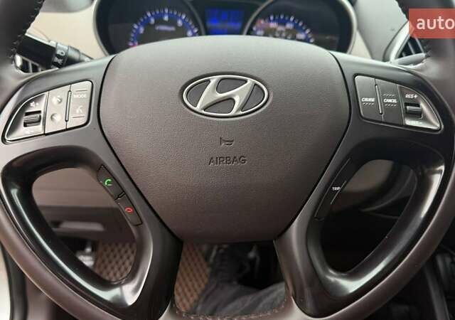 Серый Хендай их35, объемом двигателя 2.4 л и пробегом 127 тыс. км за 11650 $, фото 21 на Automoto.ua