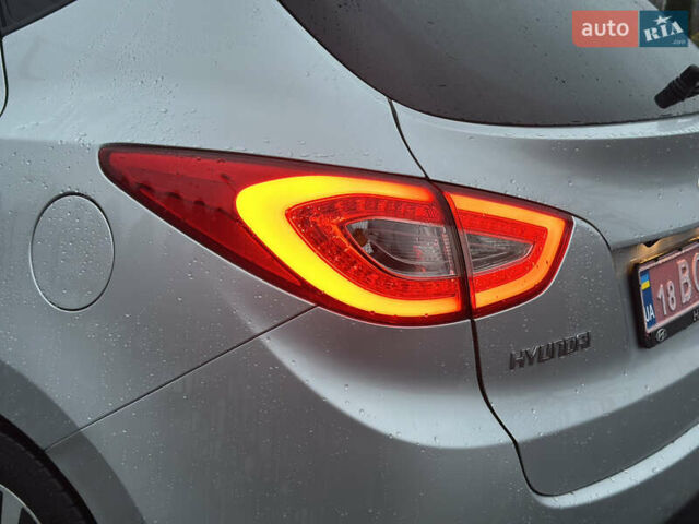 Серый Хендай их35, объемом двигателя 2 л и пробегом 180 тыс. км за 15100 $, фото 5 на Automoto.ua