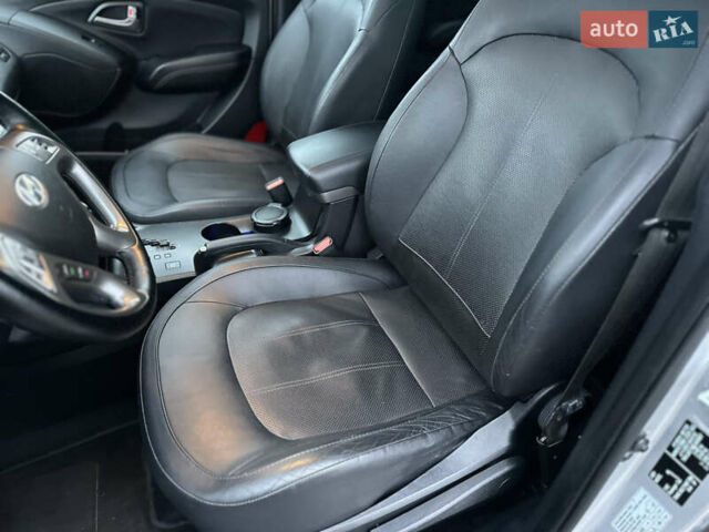 Серый Хендай их35, объемом двигателя 2 л и пробегом 180 тыс. км за 15000 $, фото 11 на Automoto.ua