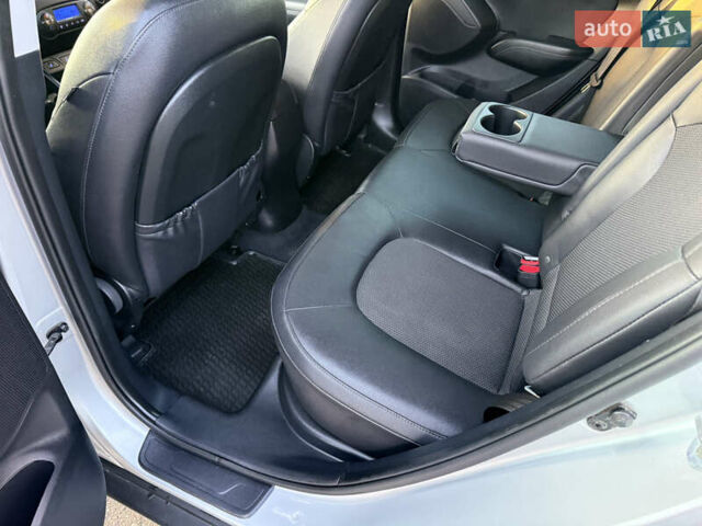 Серый Хендай их35, объемом двигателя 2 л и пробегом 183 тыс. км за 13750 $, фото 79 на Automoto.ua