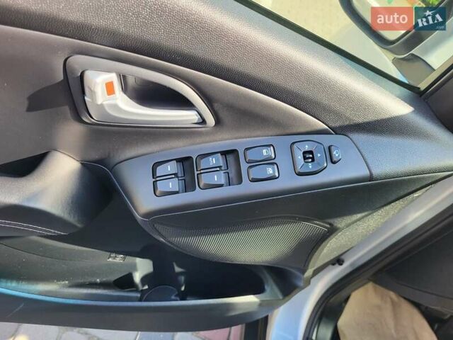 Серый Хендай их35, объемом двигателя 2 л и пробегом 221 тыс. км за 17150 $, фото 31 на Automoto.ua