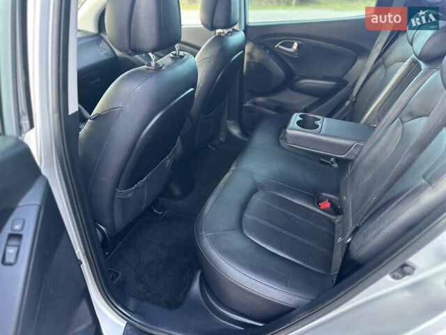 Серый Хендай их35, объемом двигателя 2 л и пробегом 180 тыс. км за 15100 $, фото 15 на Automoto.ua