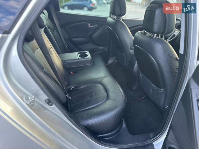 Серый Хендай их35, объемом двигателя 2 л и пробегом 180 тыс. км за 15100 $, фото 18 на Automoto.ua