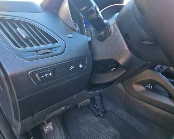 Серый Хендай их35, объемом двигателя 2 л и пробегом 138 тыс. км за 15200 $, фото 20 на Automoto.ua