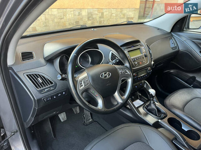 Серый Хендай их35, объемом двигателя 1.7 л и пробегом 187 тыс. км за 14800 $, фото 13 на Automoto.ua