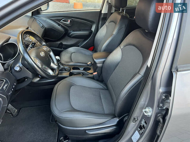 Серый Хендай их35, объемом двигателя 1.7 л и пробегом 187 тыс. км за 14800 $, фото 16 на Automoto.ua