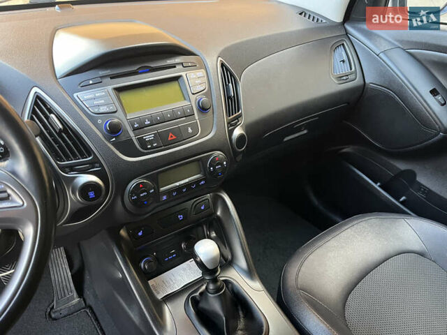 Серый Хендай их35, объемом двигателя 1.7 л и пробегом 187 тыс. км за 14800 $, фото 15 на Automoto.ua