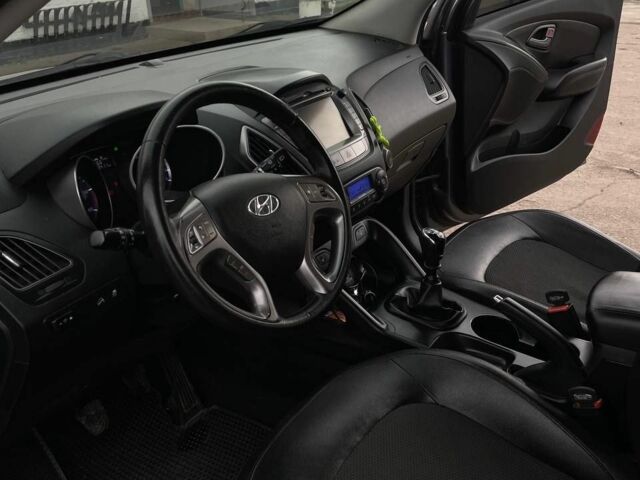 Серый Хендай их35, объемом двигателя 1.7 л и пробегом 293 тыс. км за 12950 $, фото 6 на Automoto.ua