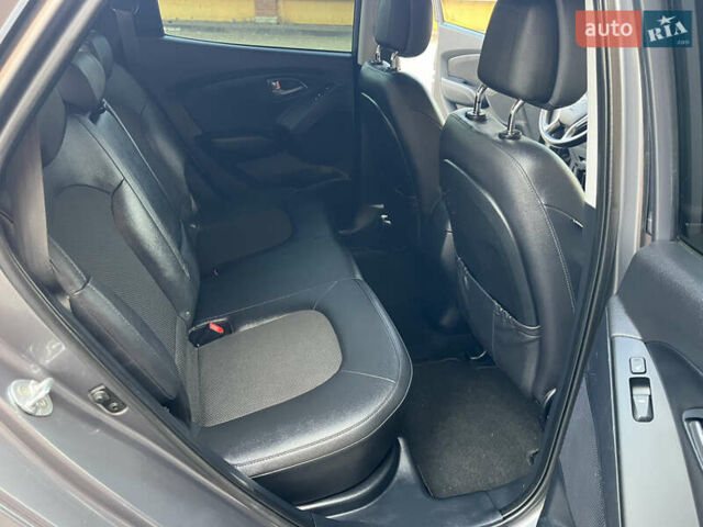 Серый Хендай их35, объемом двигателя 1.7 л и пробегом 187 тыс. км за 14800 $, фото 27 на Automoto.ua