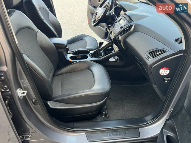 Серый Хендай их35, объемом двигателя 1.7 л и пробегом 187 тыс. км за 14800 $, фото 29 на Automoto.ua