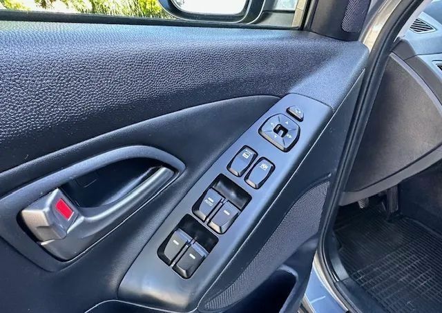 Серый Хендай их35, объемом двигателя 1.7 л и пробегом 119 тыс. км за 8800 $, фото 12 на Automoto.ua