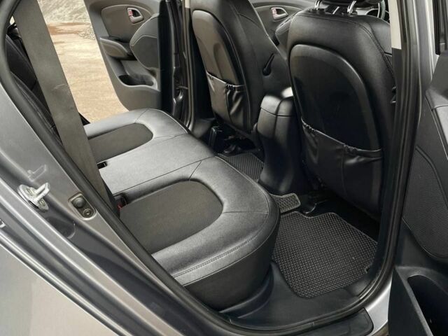 Серый Хендай их35, объемом двигателя 1.7 л и пробегом 293 тыс. км за 12950 $, фото 7 на Automoto.ua