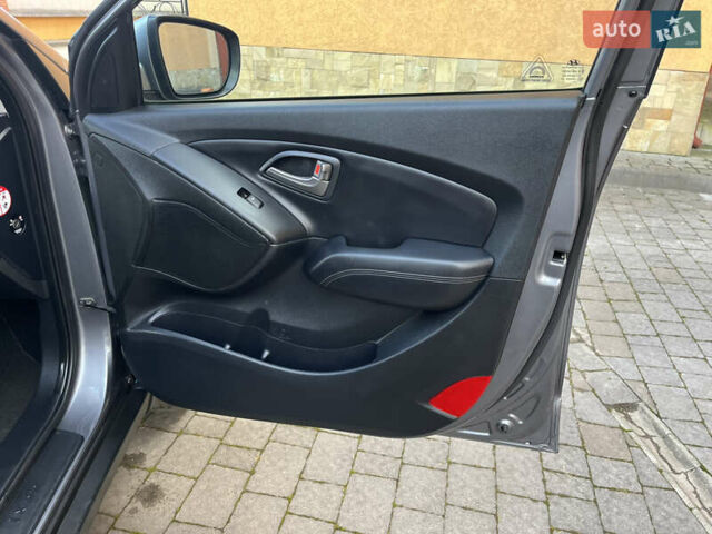 Серый Хендай их35, объемом двигателя 1.7 л и пробегом 187 тыс. км за 14800 $, фото 28 на Automoto.ua