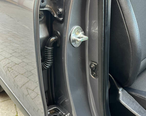 Серый Хендай их35, объемом двигателя 1.7 л и пробегом 187 тыс. км за 14800 $, фото 32 на Automoto.ua