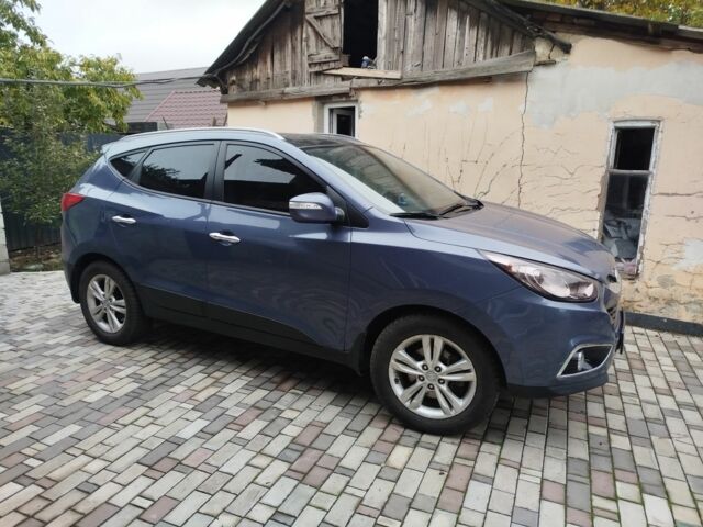 Синий Хендай их35, объемом двигателя 2 л и пробегом 200 тыс. км за 11000 $, фото 1 на Automoto.ua