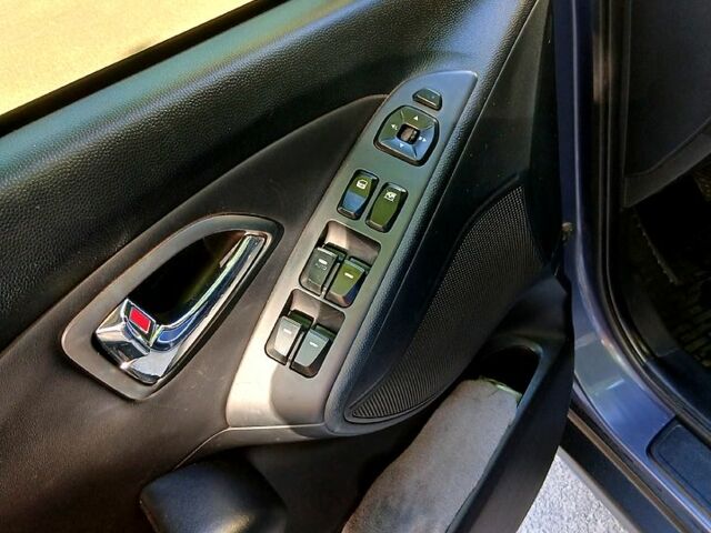 Синий Хендай их35, объемом двигателя 2 л и пробегом 152 тыс. км за 11500 $, фото 5 на Automoto.ua