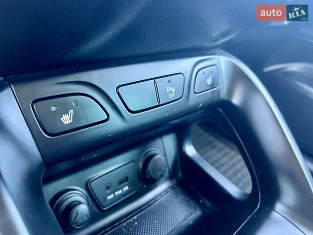 Синий Хендай их35, объемом двигателя 1.7 л и пробегом 263 тыс. км за 10800 $, фото 27 на Automoto.ua