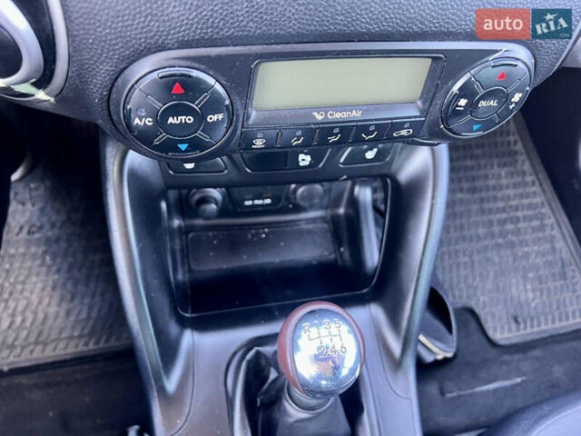 Синий Хендай их35, объемом двигателя 1.7 л и пробегом 263 тыс. км за 10800 $, фото 24 на Automoto.ua