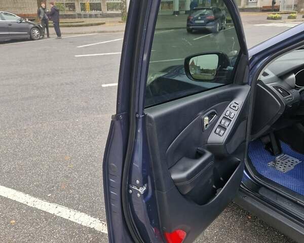 Синий Хендай их35, объемом двигателя 2 л и пробегом 138 тыс. км за 12400 $, фото 14 на Automoto.ua