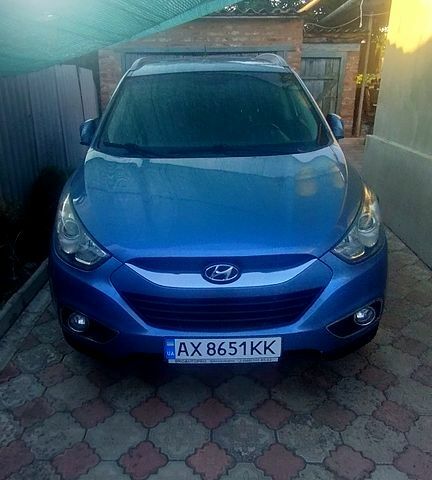 Синий Хендай их35, объемом двигателя 2 л и пробегом 140 тыс. км за 11500 $, фото 3 на Automoto.ua