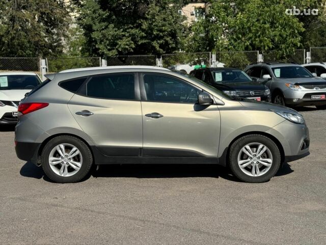 Зелений Хендай іх35, об'ємом двигуна 2 л та пробігом 246 тис. км за 10890 $, фото 3 на Automoto.ua