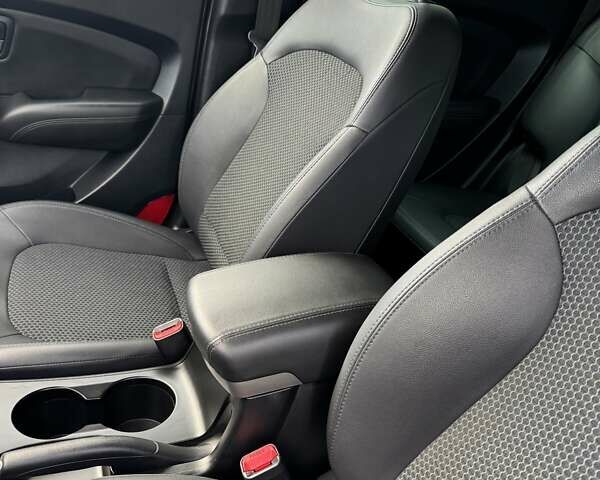 Зеленый Хендай их35, объемом двигателя 2 л и пробегом 170 тыс. км за 14400 $, фото 46 на Automoto.ua