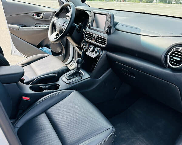 Білий Хендай Kona, об'ємом двигуна 1.58 л та пробігом 128 тис. км за 16500 $, фото 9 на Automoto.ua