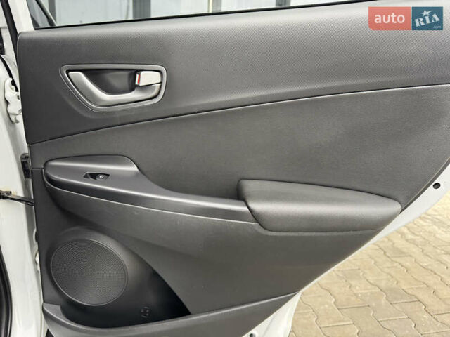 Белый Хендай Kona, объемом двигателя 0 л и пробегом 179 тыс. км за 16350 $, фото 46 на Automoto.ua