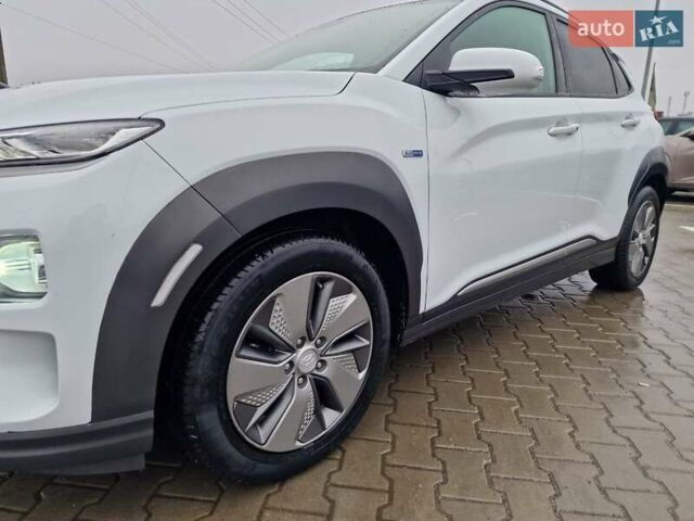 Белый Хендай Kona, объемом двигателя 0 л и пробегом 15 тыс. км за 15300 $, фото 2 на Automoto.ua