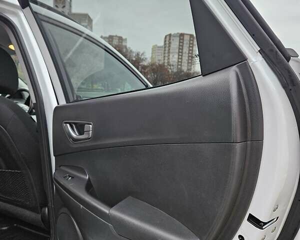 Белый Хендай Kona, объемом двигателя 0 л и пробегом 155 тыс. км за 16000 $, фото 18 на Automoto.ua