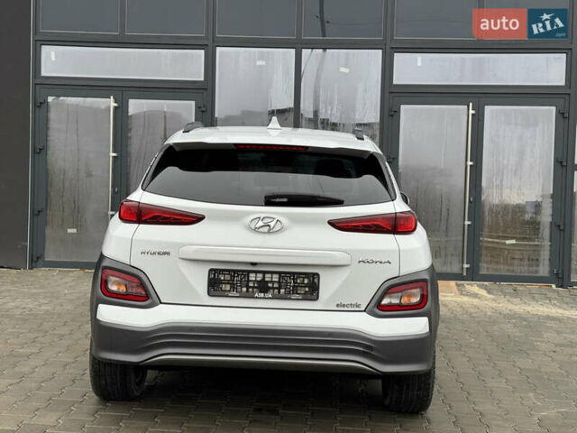 Белый Хендай Kona, объемом двигателя 0 л и пробегом 179 тыс. км за 16350 $, фото 13 на Automoto.ua