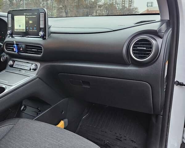 Белый Хендай Kona, объемом двигателя 0 л и пробегом 155 тыс. км за 16000 $, фото 29 на Automoto.ua