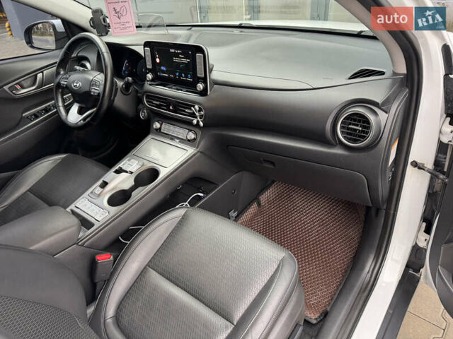 Белый Хендай Kona, объемом двигателя 0 л и пробегом 179 тыс. км за 16350 $, фото 52 на Automoto.ua