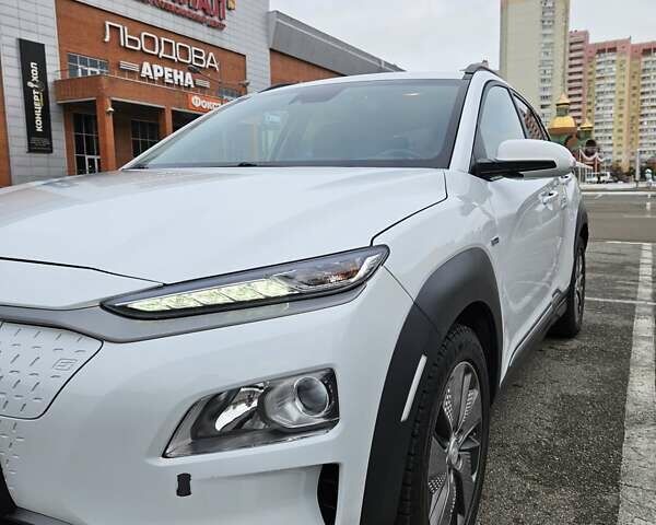 Белый Хендай Kona, объемом двигателя 0 л и пробегом 155 тыс. км за 16000 $, фото 3 на Automoto.ua