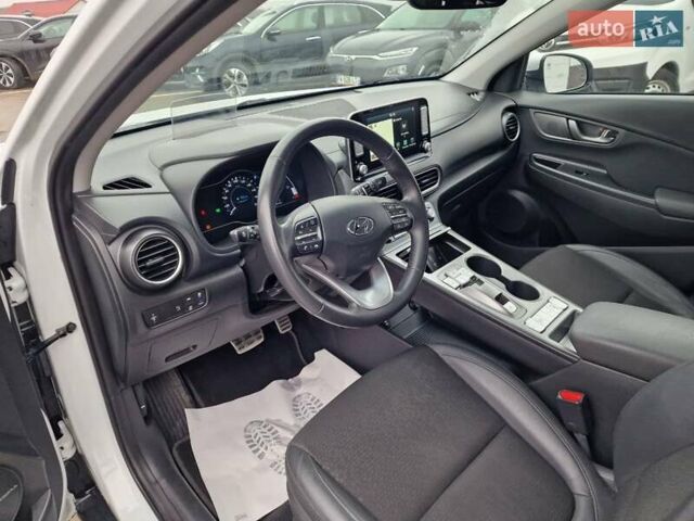 Белый Хендай Kona, объемом двигателя 0 л и пробегом 15 тыс. км за 15300 $, фото 24 на Automoto.ua