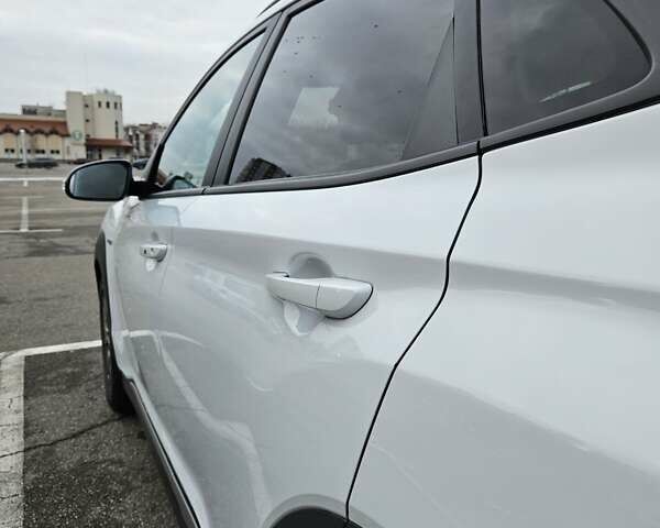 Белый Хендай Kona, объемом двигателя 0 л и пробегом 155 тыс. км за 16000 $, фото 7 на Automoto.ua