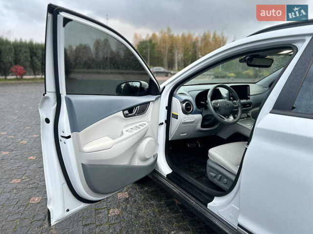 Белый Хендай Kona, объемом двигателя 0 л и пробегом 126 тыс. км за 16999 $, фото 12 на Automoto.ua