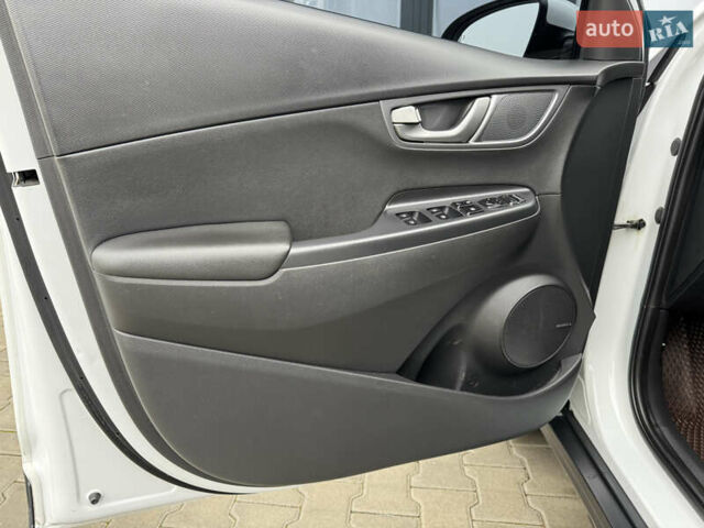 Белый Хендай Kona, объемом двигателя 0 л и пробегом 179 тыс. км за 16350 $, фото 31 на Automoto.ua