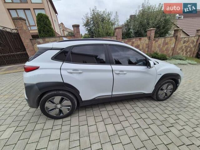 Белый Хендай Kona, объемом двигателя 0 л и пробегом 179 тыс. км за 17000 $, фото 6 на Automoto.ua