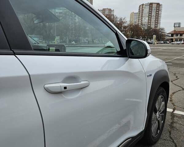Белый Хендай Kona, объемом двигателя 0 л и пробегом 155 тыс. км за 16000 $, фото 12 на Automoto.ua