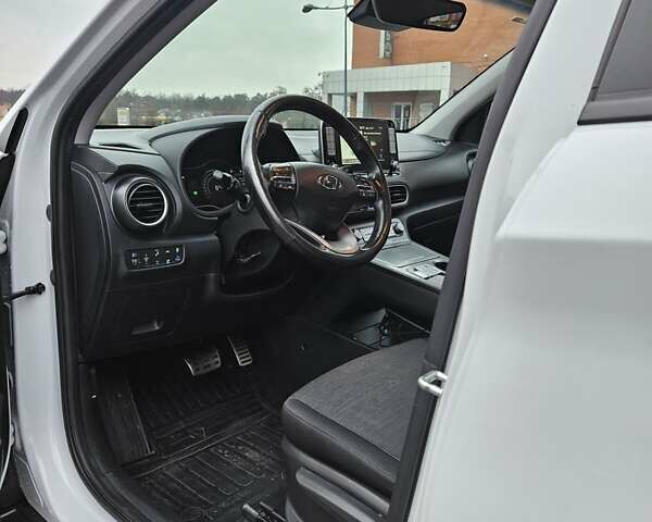 Белый Хендай Kona, объемом двигателя 0 л и пробегом 155 тыс. км за 16000 $, фото 30 на Automoto.ua