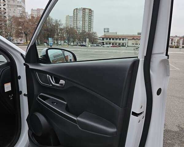 Белый Хендай Kona, объемом двигателя 0 л и пробегом 155 тыс. км за 16000 $, фото 24 на Automoto.ua