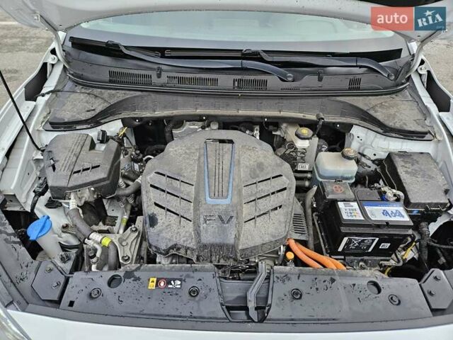 Белый Хендай Kona, объемом двигателя 0 л и пробегом 155 тыс. км за 16000 $, фото 5 на Automoto.ua