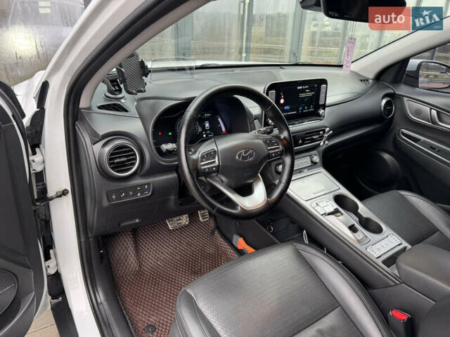 Белый Хендай Kona, объемом двигателя 0 л и пробегом 179 тыс. км за 16350 $, фото 36 на Automoto.ua