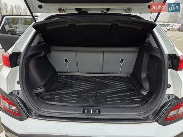 Белый Хендай Kona, объемом двигателя 0 л и пробегом 38 тыс. км за 15000 $, фото 8 на Automoto.ua