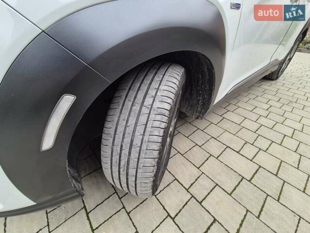 Белый Хендай Kona, объемом двигателя 0 л и пробегом 179 тыс. км за 17000 $, фото 3 на Automoto.ua